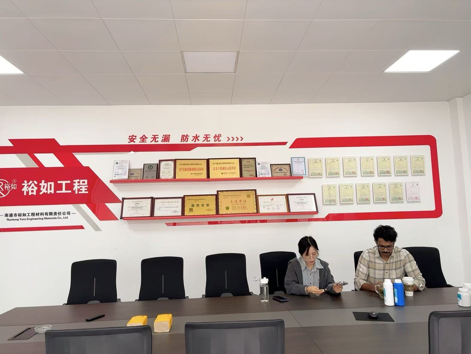 丙烯酸鹽噴膜防水材料廠家推薦-裕如防水價格優(yōu)惠